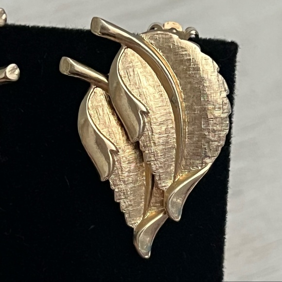 Judy Lee Vintage 1980s Gold Tone Double Leaves Clip On Earrings - Picture 5 of 10